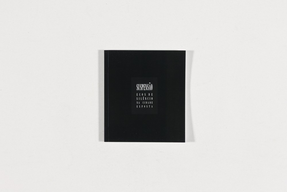 Suspensão, Ecos de Silêncio na Cidade Exposta